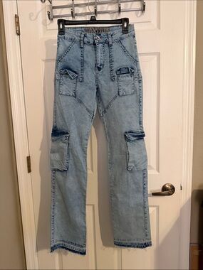 Women’s Light Wash Cargo Jeans - Utility Pocket Style